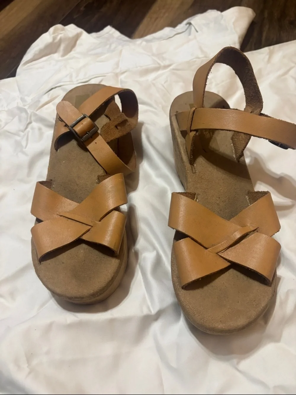 Vintage Women’s Tan Crisscross Wedge Sandals with Buckle Strap - Picture 3 of 3